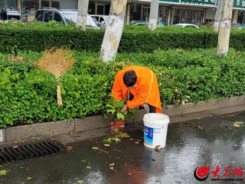 蘭山環(huán)衛(wèi) 借雨洗城促潔凈，設施服務保民生
